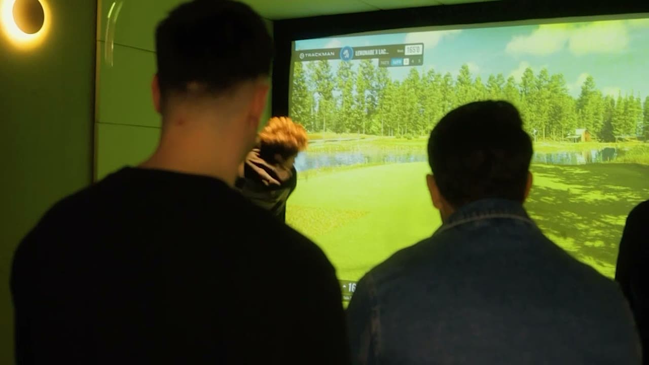 Indoor golf simulator bay at Caddi Club London